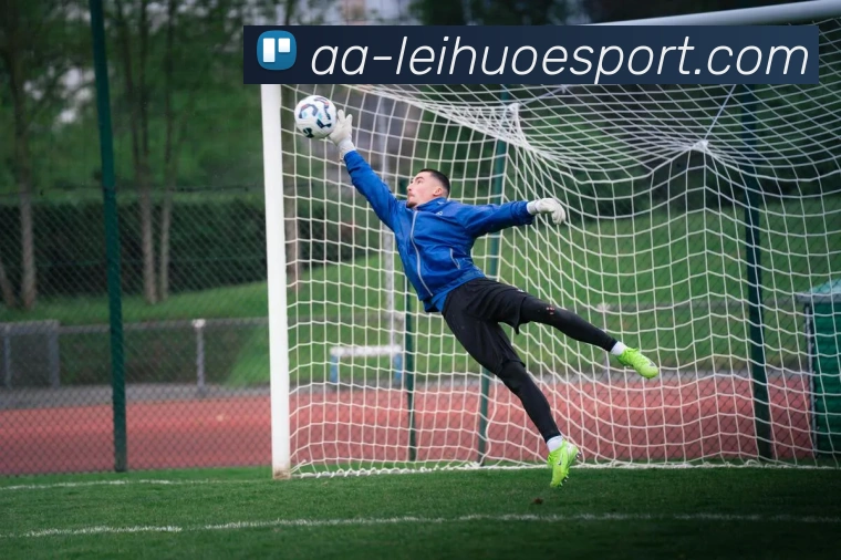 曼奇尼比赛中再施奇招挑衅对手摸臀飞吻引发对方一笑置之